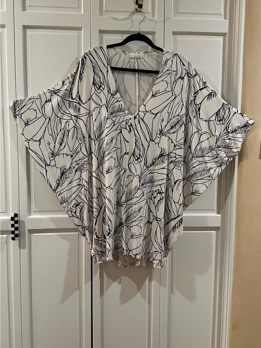 bryn WALKER Flowy V-Neck Floral Print Women's Top - White/Black, Size S